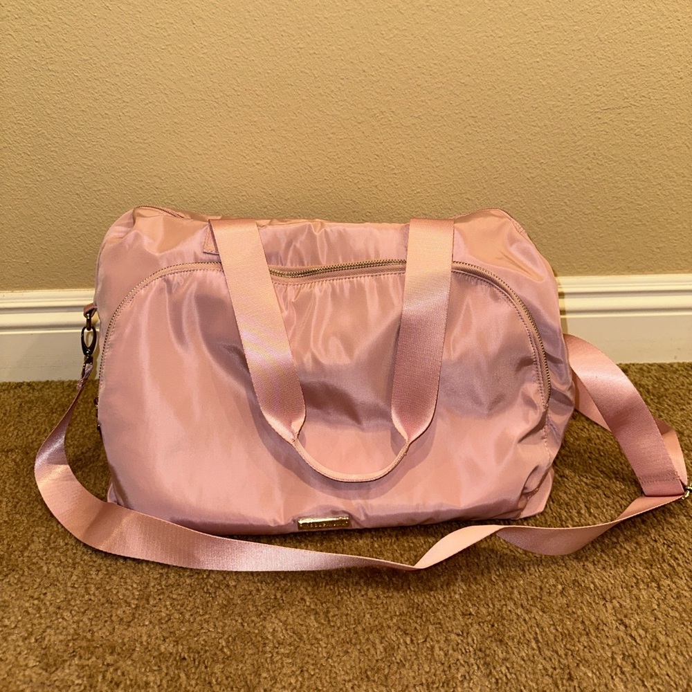 NWOT Pink Madden Girl Duffel Bag with Seal on Logo adjustable strap quality zips
